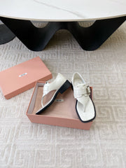 THONG SANDALS IN WHITE LAMBSKIN WITH SILVER BUCKLE