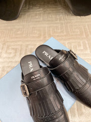 TASSEL MULES IN BLACK LAMBSKIN