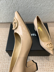 MID-HEEL PUMPS IN BISQUE BEIGE PATENT CALFSKIN