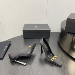 HIGH PUMPS IN BLACK SILK ATTACHED GOLD CHAIN