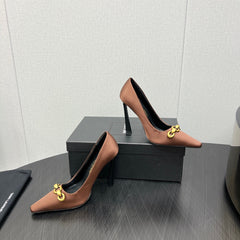 HIGH PUMPS IN TOFFEE BROWN SILK ATTACHED GOLD CHAIN