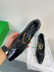 SHARP CHAIN PUMP 6 CM IN BLACK CALFSKIN