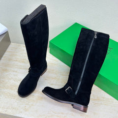 KNEE HIGH BOOT IN BLACK SUEDE