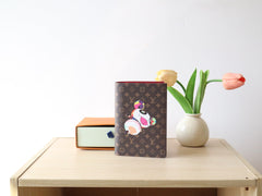 DOLL PASSPORT WALLET IN CHOCOLATE BROWN MONOGRAM CALFSKIN