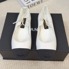 FLAT MARY JANE PUMPS IN WHITE LAMBSKIN MIX BLACK FABRIC