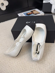 FLAT MARY JANE PUMPS IN WHITE LAMBSKIN MIX BLACK FABRIC