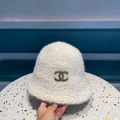 BUCKET HAT IN WHITE LAMB FUR 422035