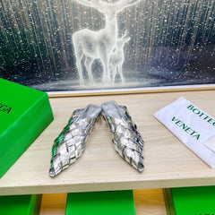 ALFIE LEATHER FLAT MULES IN SILVER PATENT CALFSKIN WITH WOVEN DESIGN