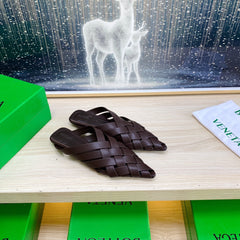 ALFIE LEATHER FLAT MULES IN CHOCOLATE BROWN PATENT CALFSKIN WITH WOVEN DESIGN