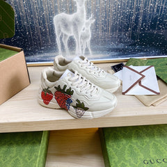 GG COUPLE TRAINER WHITE CALFSKIN WITH STRAWBERRY ICON