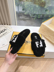 FLAT SLIDE IN BLACK FLEECE WITH WHITE LOGO