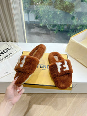 FLAT SLIDE IN GINGERBREAD BROWN FLEECE WITH WHITE LOGO