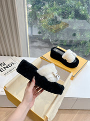 THICK-SOLDED SLIPPER IN WHITE MIX BLACK LAMB FUR