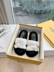 THICK-SOLDED SLIPPER IN WHITE MIX BLACK LAMB FUR