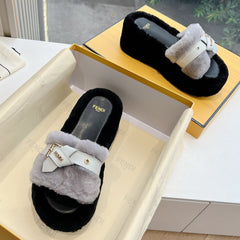 THICK-SOLDED SLIPPER IN PALE GRAY MIX BLACK LAMB FUR