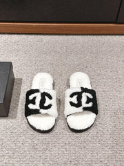 CC SLIPPERS IN WHITE MIX BLACK FLEECE