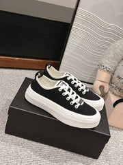 LACE-UP SNEAKERS IN BLACK CANVAS