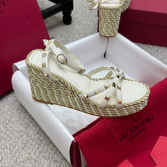 VLTN HIGH WEDGE STUDDED SANDALS 25S 100 MM IN CREAM WHITE CALFSKIN