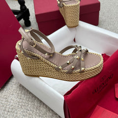 VLTN HIGH WEDGE STUDDED SANDALS 25S 100 MM IN SOFT ROSEWOOD BROWN CALFSKIN