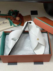 LP CLASSIC CROSS-STRAP SANDALS 25S IN WHITE LAMBSKIN