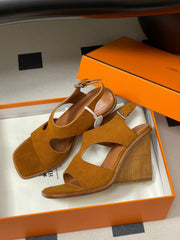 HM 25S KALYA WEDGE SANDAL 100 MM IN BROWN SUEDE