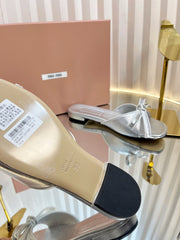 SLIDES SANDALS IN SILVER PATENT CALFSKIN BOW IN TRAP