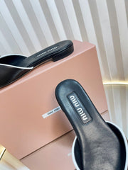 SLIDES SANDALS IN BLACK WITH WHITE BORDER CALFSKIN BOW IN TRAP