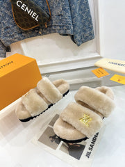 HALF MULE SLIPPERS IN CAMEL BEIGE FLEECE FEATURING METALLIC LOGO