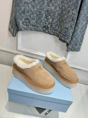 TRIANGLE LOGO MULES IN BEIGE SUEDE AND SHEARLING LINING