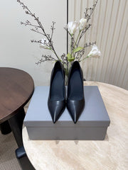 CURVED HEEL SHALLOW MOUTH PUMPS IN BLACK CALFSKIN