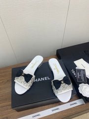 BOW SLIPPERS IN WHITE LAMBSKIN WITH RHINESTONES