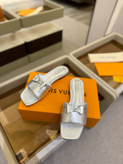 LV X TM 6AM FLAT MULE IN SILVER CALFSKIN
