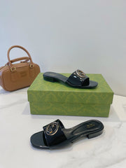 SLIDE SANDALS IN BLACK GLOSSY SHEEPSKIN ENAMELLED ROUND INTERLOCKING G