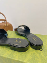 SLIDE SANDALS IN BLACK GLOSSY SHEEPSKIN ENAMELLED ROUND INTERLOCKING G