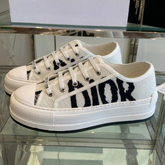 WALK'N PLATFORM SNEAKER IN WHITE AND BLACK EMBROIDERED COTTON