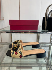 VLTN HIGH HEEL 25S 30 MM IN BEIGE FABRIC AND BLACK LAMBSKIN WITH EMBROIDERED CHERRY MOTIF