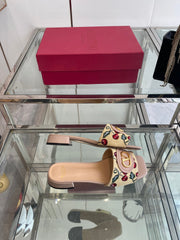 VLTN HIGH HEEL 25S 30 MM IN BEIGE FABRIC AND MUTED PINK LAMBSKIN WITH EMBROIDERED CHERRY MOTIF