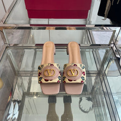 VLTN HIGH HEEL 25S 30 MM IN BEIGE FABRIC AND MUTED PINK LAMBSKIN WITH EMBROIDERED CHERRY MOTIF