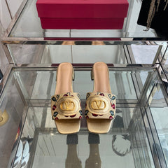 VLTN HIGH HEEL 25S 30 MM IN BEIGE FABRIC AND GOLD LAMBSKIN WITH EMBROIDERED CHERRY MOTIF