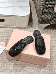 FLAT MULE IN BLACK PATENT CALFSKIN