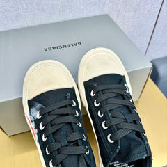 SNEAKERS IN BLACK CANVAS GRAFFITI LOGO