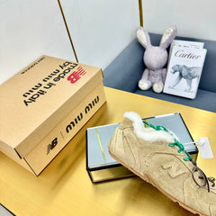 MIUXNB 530 SNEAKERS IN DARK BEIGE SUEDE SHEARLING