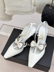 CHAIN BOW HIGH HEEL 8 CM SLINGBACKS IN WHITE SUEDE