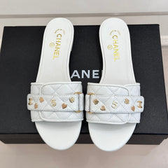 CC SLIDE SANDALS IN WHITE CALFSKIN GOLD CHARM