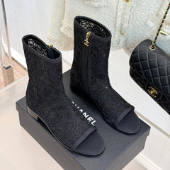 CC PEEP-TOE BOOTS 25SS IN BLACK EMBOSSED LACE FABRIC