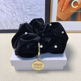 SCRUNCHIE EMBELLISHED PEARL IN BLACK VELVET GOLD TAG LOGO 136817