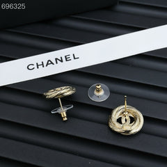 25S TWISTED RIBBED DOUBLE C STUD EARRINGS IN GOLD METAL