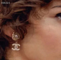 PENDANT EARRINGS IN GOLD METAL WHITE CRYSTAL TWISTED RIBBED DOUBLE C