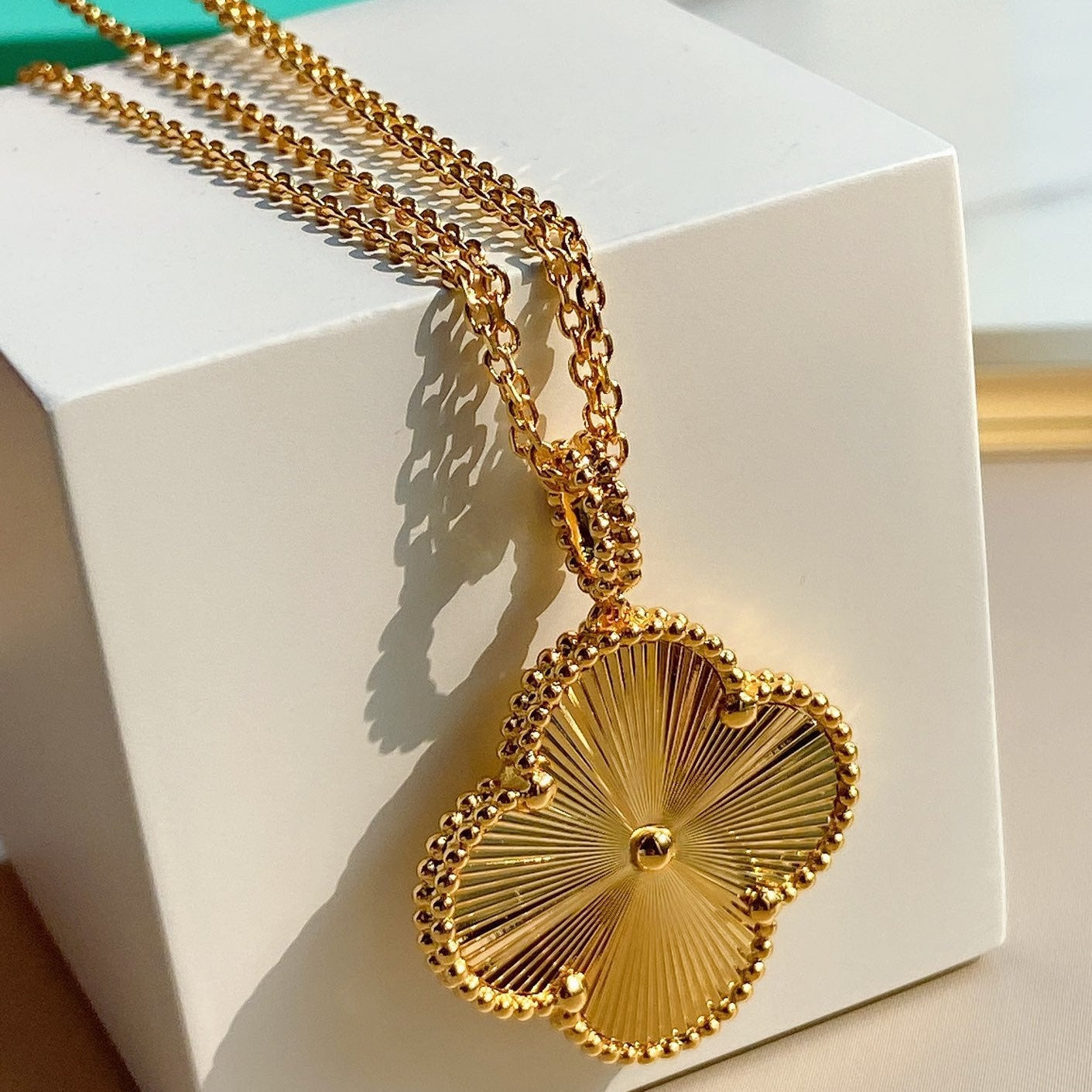 VINTAGE CLOVER PEDANT NECKLACE GOLD