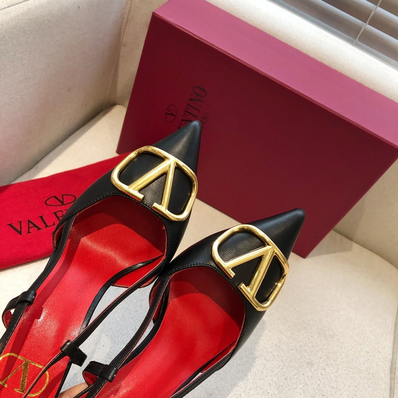 VLOGO SIGNATURE BLACK CALFSKIN HIGH SLINGBACK PUMP 7 CM WITH GOLD LOGO
